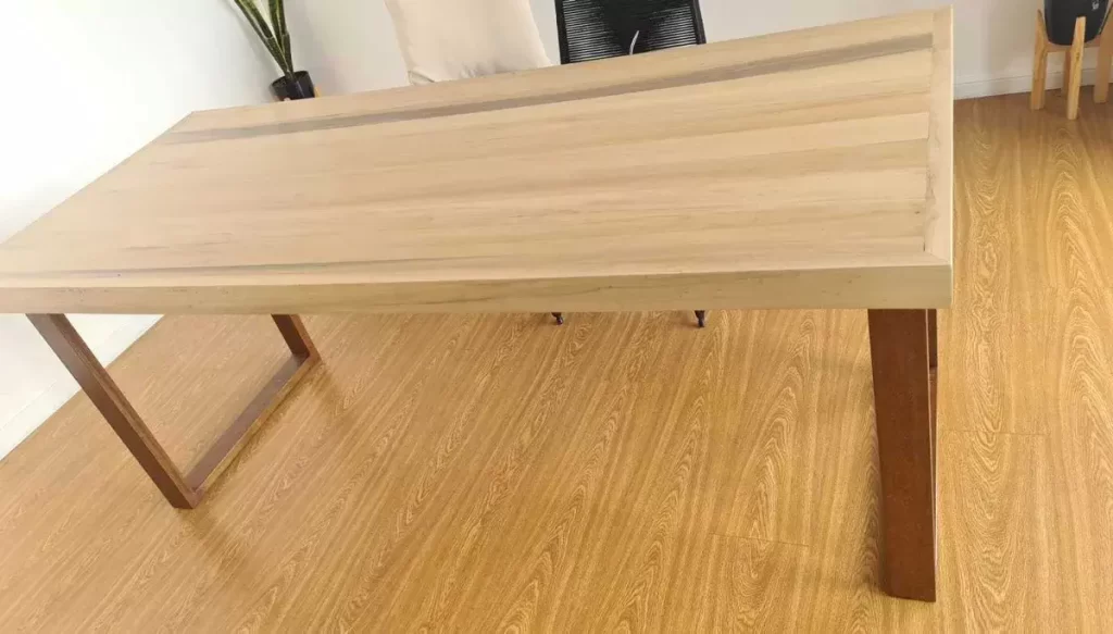 mesa de madera de álamo