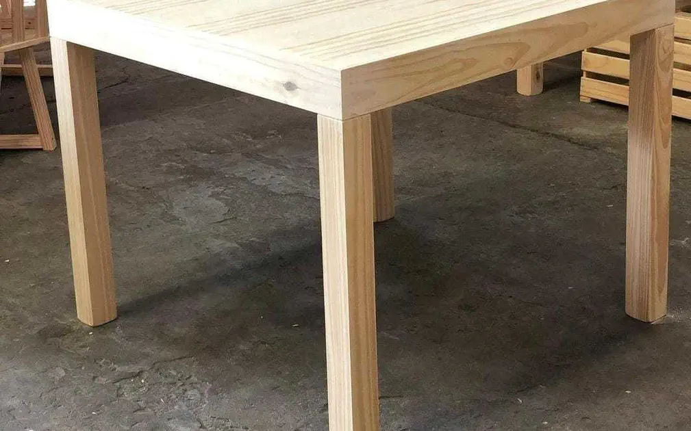 mesa de madera de pino